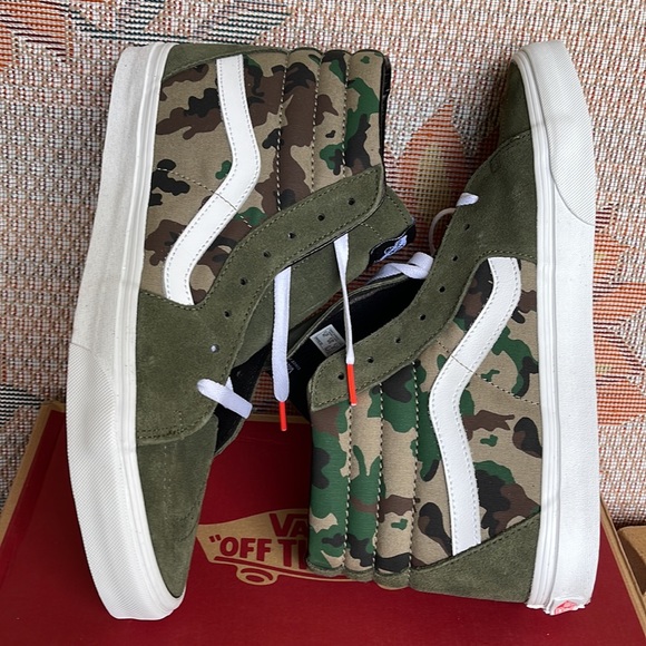 Vans Men’s Sk8-Hi
Camo Olive/White
VN0005U933
Sneakers - Picture 12 of 16